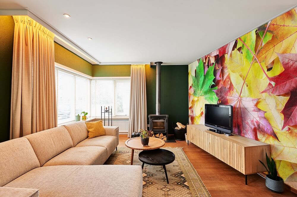 Plameco Spanndecken: Wohnzimmer mit Spanndecke, beleuchteter Gardinenbefestigung und Fotowand