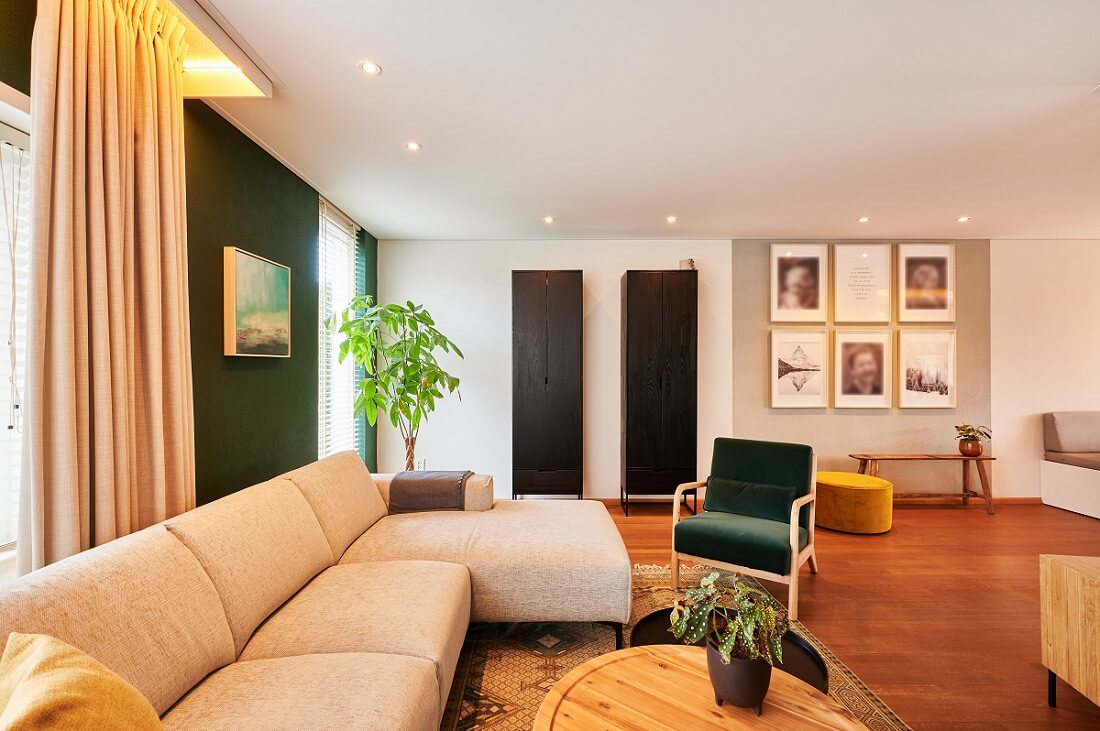 Plameco Spanndecken: Weiße, runde Spots im Wohnzimmer mit beleuchteter Gardinenblende