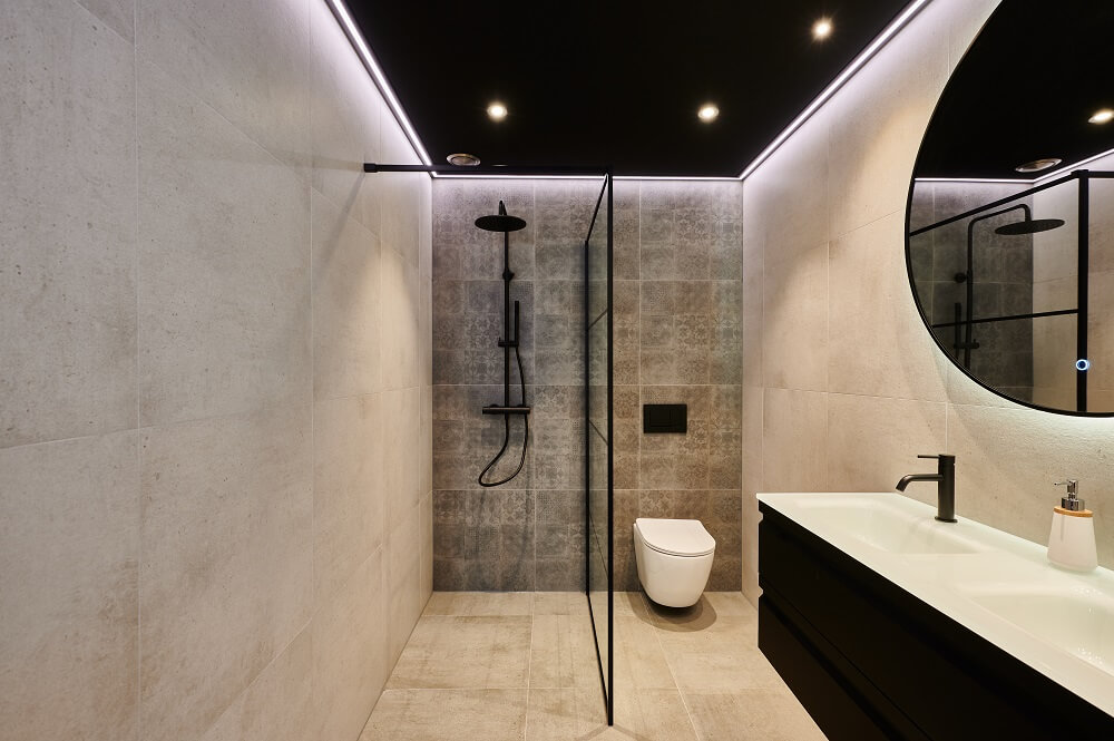 Plameco Spanndecken: optimales Licht in einem industriellen Bad mit schwarzer Decke
