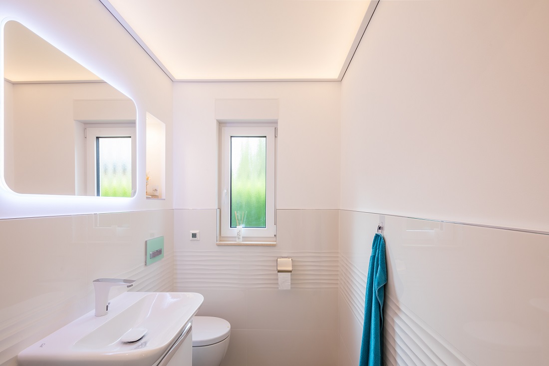 Plameco Spanndecken: Lichtdecken bieten blendfreies Licht für Badezimmer und WCs
