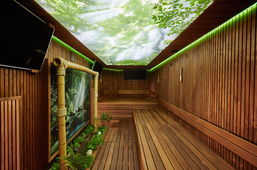 Plameco Spanndecke: Sauna mit hinterleuchteter Fotodecke im Waldmotiv