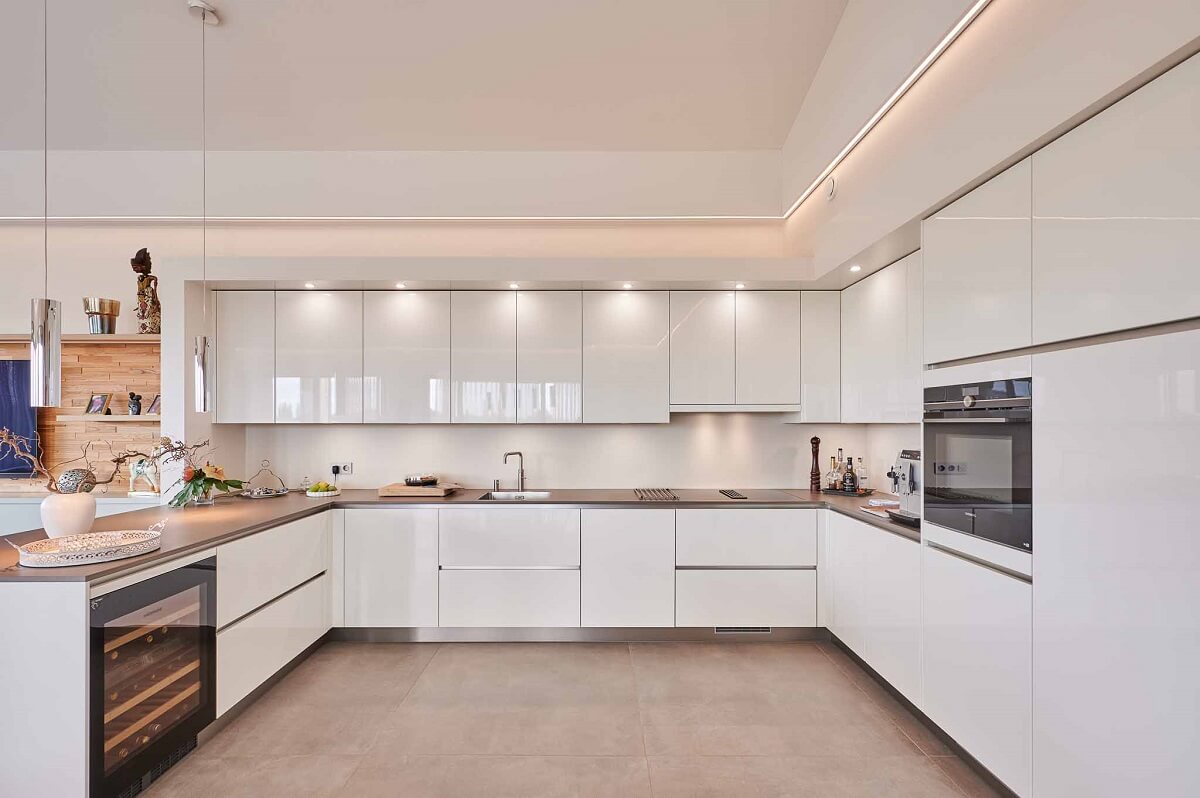Plameco Spanndecke: weiße Küche mit LED-Line